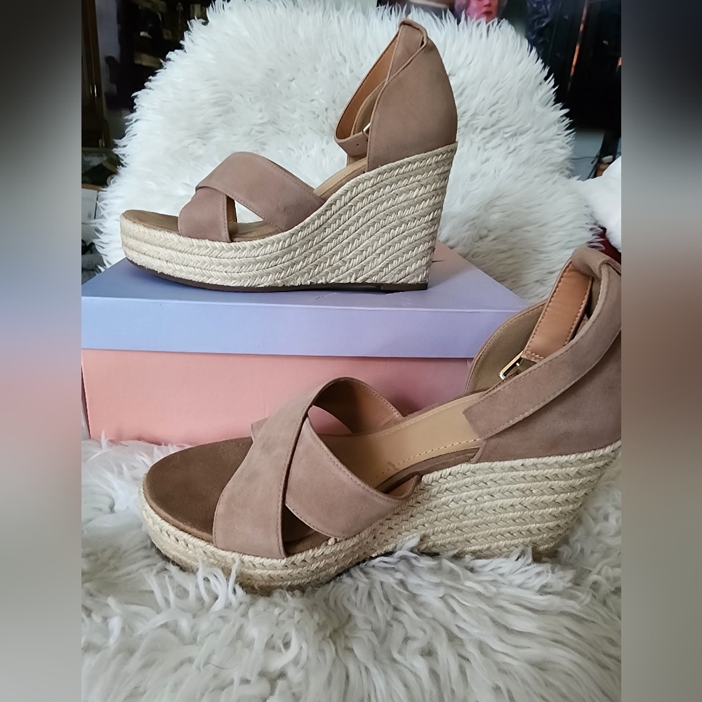 9W. NWT. Lisa Vicky GEMI-V Tan Suede Wedge Sandals/ Heel